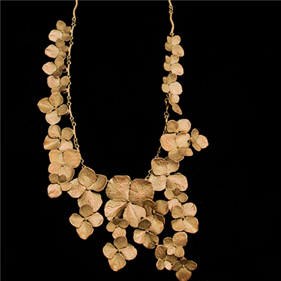 Hydrangea Full Petal Contour Necklace