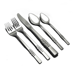 Danish Scroll by International, Stainless 5-PC Setting w/ Soup Spoon