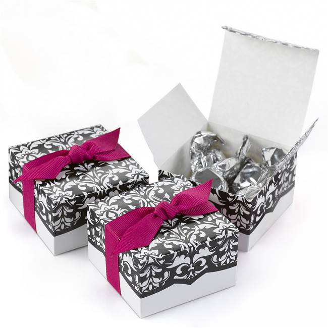 Dynamic Design White & Black Favors