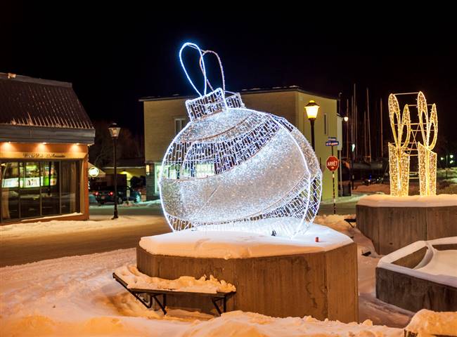 7' x 4' LED 3D Ball Ornament