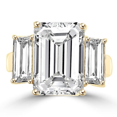 8ct emerald cut stone & side stones