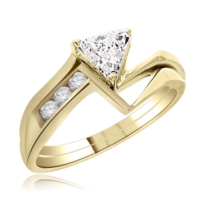 wedding set with trillaint cut ring in yellow gold