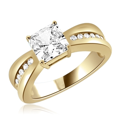 2 ct Stunning ring with princess stone in yellow gold