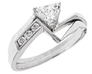wedding set with trillaint cut ring in white gold