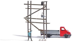 Busch 7902 HO Construction Site Scaffolding Bricklayer Pulley and Iveco Daily- Action Se