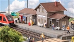 Noch 16268 HO Train Station/Platform Figures & Details 5 Figures, 4 Mixed Carts, 2 Sign Stand, 2 Seat Rows, Ticket Machine