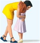 Preiser 44942 G Woman Hugging Girl