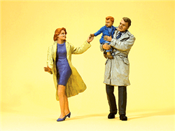 Preiser 45138 G Pedestrian Couple with Child