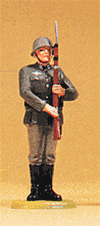 Preiser 56003 1/25 German Armed Forces Figures 1935-1945: Wehrmacht Honor Guard Standing: Soldier Presenting Arms
