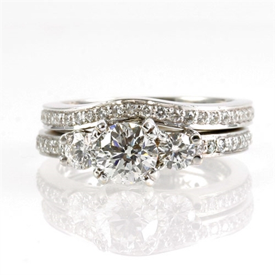 Round wedding set with 1 carat center diamond 18K