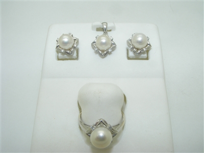 Beautiful diamond and cultured pearl set
