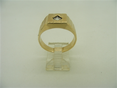 14k yellow gold with one diamond