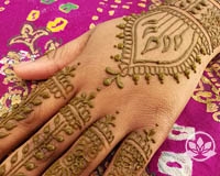 Learn how to create artistic design in hands on henna class.