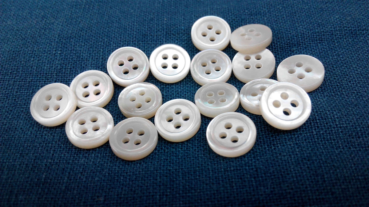 White Genuine Mother of Pearl Buttons Set,22PCS/Pack(16PCS 15MM+6PCS  20MM),2 Holes Bulk Natural MOP Pearl Shell Buttons for DIY Sewing  Crafts,Shirts, Suits, 