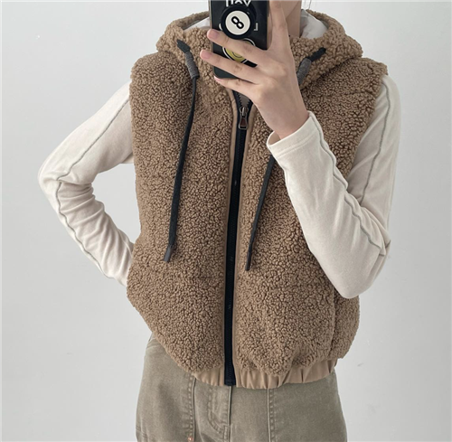 Beige Bruno Vest (will ship within 1~2 weeks)