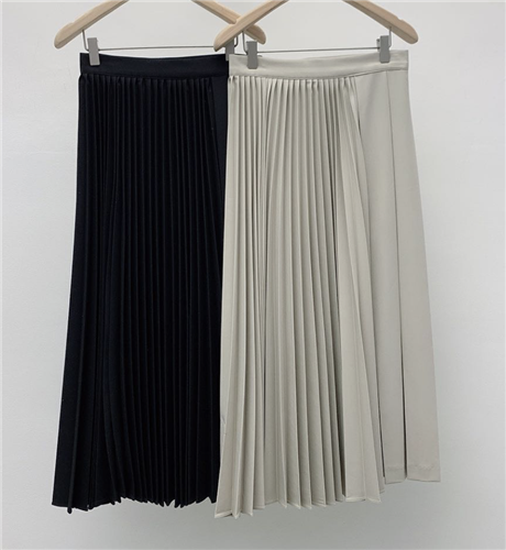 Yvs Pleated Skirt (Beige/Black) (will ship within 1~2 weeks)
