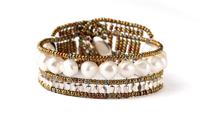 A classic design for Ziio, yet this White Pearl Bracelet will add Italian style to your collection.  A single row of large White Fresh Water Pearls are underlined with a row of silver beads. Hand beaded in Italy on stainless steel wire with murano beads
