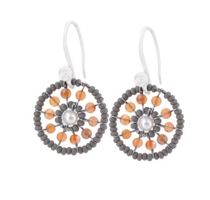 Ziio's new Pastel Collection brings us their small Soleil Oval Earring. Tangerine Carnelian Gemstones are surround by soft grey Murano Glass seed beads. A single White Pearl accents the center. 925 Sterling Silver Hooks. Made in Italy