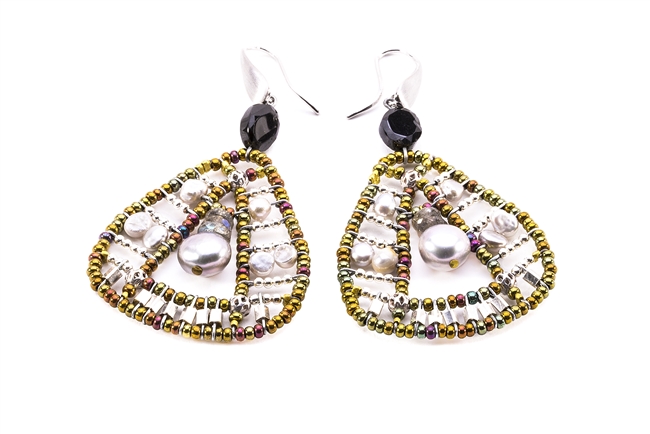 Ziio's Aton Drop Earring is the perfect triangular shape that compliments every face. This is done with a White Pearl & Labradorite Gemstone as the center drop. White seed Pearls and Sterling Silver Beads create the frame. Hand crafted