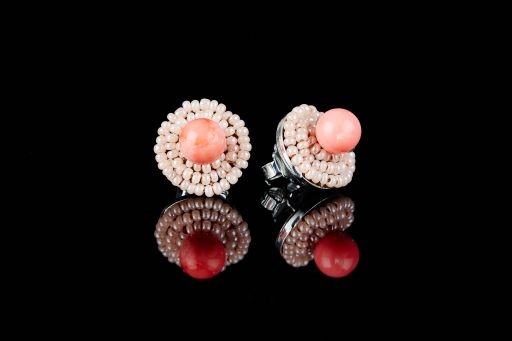 These Button Earrings by Ziio will make a wonderful addition to any wardrobe. A single imitation Coral Bead is surrounded by two rows of pink Murano Glass Beads. 925 Sterling Silver back & Post. Made in Italy. Dimension 5/8