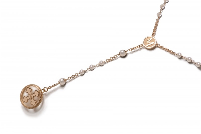 Tuum's Rosario Necklace is a tribute to the symbolic and aesthetic beauty of the "Rosarium". The chain & Medallions are in Yellow Gold plated Sterling Silver, White Pearls create the Rosary and Tuum's Flor is the main detail of the lower part