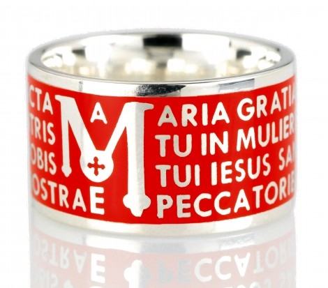 The Animae collection by Tuum is the Sterling Silver rhodium plated version of their ring creations. This is the "Mater" with the Ave Maria (Hail Mary) Latin text written in over four lines. Crafted in 925 Sterling with an overlay of Red Enamel