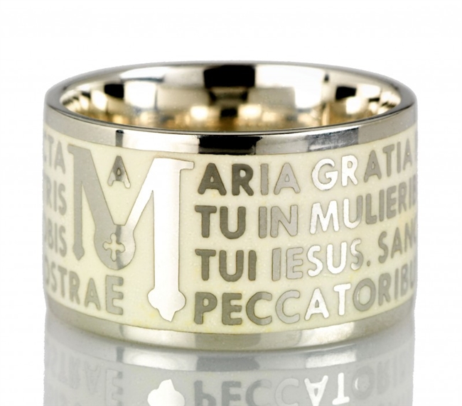 The Animae collection by Tuum is the Sterling Silver rhodium plated version of their ring creations. This is the "Mater" with the Ave Maria (Hail Mary) Latin text written in over four lines. Crafted in 925 Sterling with an overlay of white Enamel