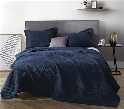 Guys Dorm Bedding Blue Quilt XL Full Size Blanket Must Have College Supplies for Freshmen