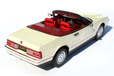 1987-1992 Cadillac Allante Pearlescent White 1:24
Model Images