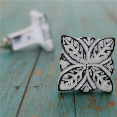 Round Metal Cabinet Knob in Distressed White