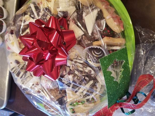 Holiday Dessert Gift Tray/Tin (Medium)