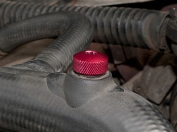 PYP10008RED.AM - Red Anodised Bleed Screw for Top Radiator Hose for Defender TD5 and Discovery TD5