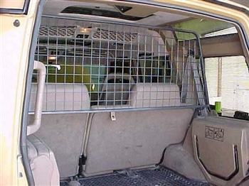 STC8414 - Mesh Style Dog Guard In Grey (Half Length) - For Discovery 1