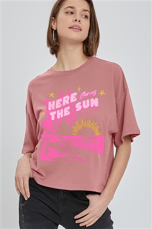 PO-CTS-E2328-MAU - HERE COMES THE SUN BEACH SUMMER OVERSIZED GRAPHIC RELAXED CROP TOP- MAUVE-2-2-2