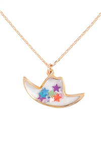 A3-1-3-ONC111GDMLT - STAR WESTERN HAT ACRYLIC PENDANT NECKLACE-GOLD MULTICOLOR/1PC