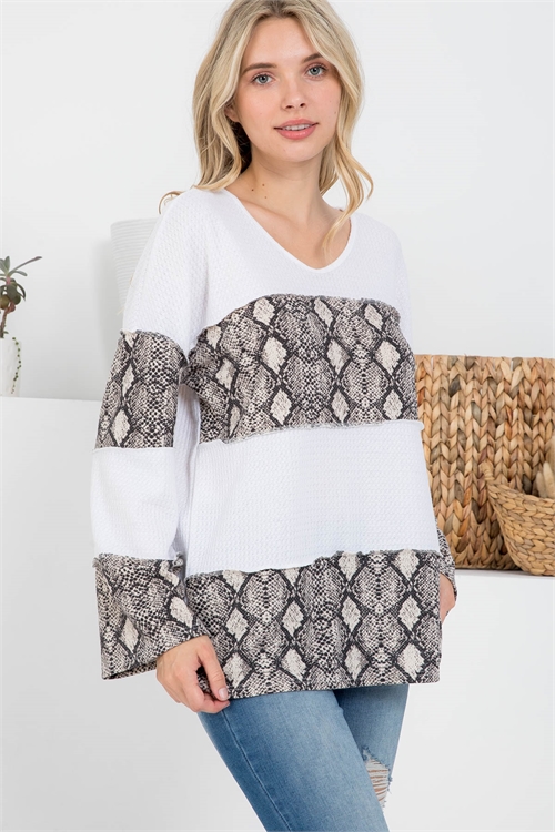 S10-1-4-PPT20718-IVGYBK - SNAKE PRINT CONTRAST OVERLOCK STITCH WAFFLE TOP- IVORY-GREY/BLACK 1-2-2-2