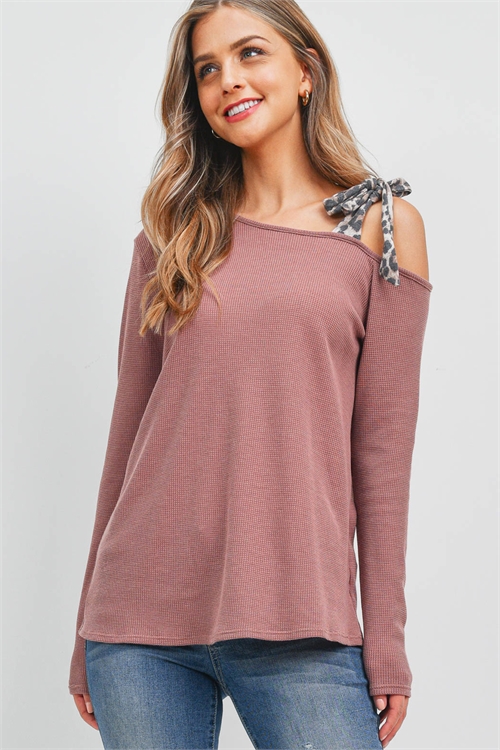 S14-11-3-PPT2630-MLBRRYTP - LEOPARD RIBBON COLD SHOULDER SOLID TOP- MULBERRY/TAUPE 1-2-2-2