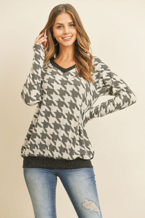 S8-1-2-RFT2285-RPR055-LTGYBK-2 - V-NECK BAND AND HEM CONTRAST GEO PRINT TOP- LIGHT GREY/BLACK 3-3-0-1