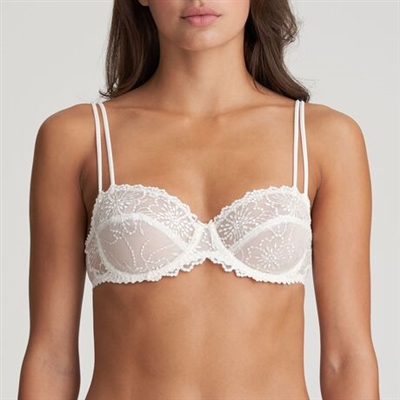 This balcony style ivory bra is incredibly flattering. The cups are adorned with embroidery and the delicate straps add the finishing touch.