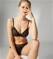 Black fitted bra in tulle with underwire with seamless cups for invisibility.