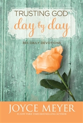 Trusting God Day By Day by Meyer: 9780446538589
