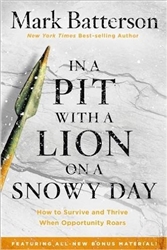In A Pit With A Lion On A Snowy Day w/Bonus Material by Batterson: 9781601429292