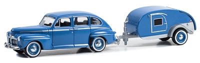 Greenlight Collectibles Hitch & Tow Series 30 - 1942 Ford Fordor SDX with Tear Drop Trailer