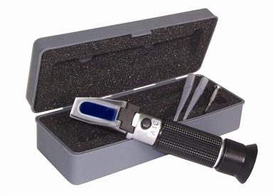 REFRACTOMETER - SPECIFIC GRAVITY IN URINE / TOTAL PROTEIN IN SERUM