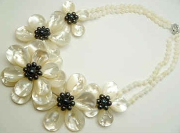 20659 MOP 5 flowers Combo with Double Pearl Strings Necklace