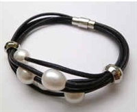 68070 Leather Bracelet with Fresh Water Pearl