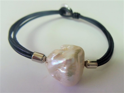 Marbi Pearl Pendant with Leather Bracelet