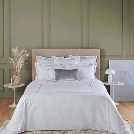 Victoire Fitted Sheet (Blanc (White)) by Yves Delorme