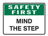 SAFETY FIRST MIND THE STEP 600X450 POLY