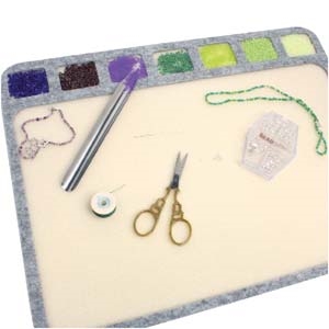 Premium AI Image  Beading Mat Provides a non slip surface for organizing  and working with beads and findings